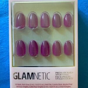 GLAMNETIC Press-On Nails in Berry Fizz Short
Oval Professional look!